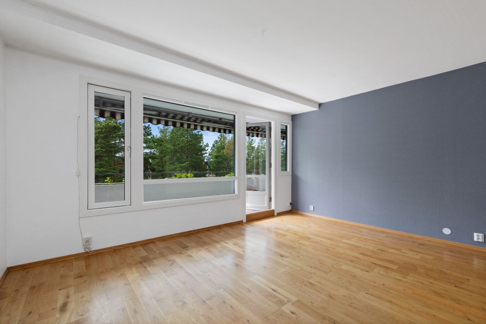 Store vinduer som gir rikelig med lysinnslipp, og utgang til balkong fra stuen. Galleribilde