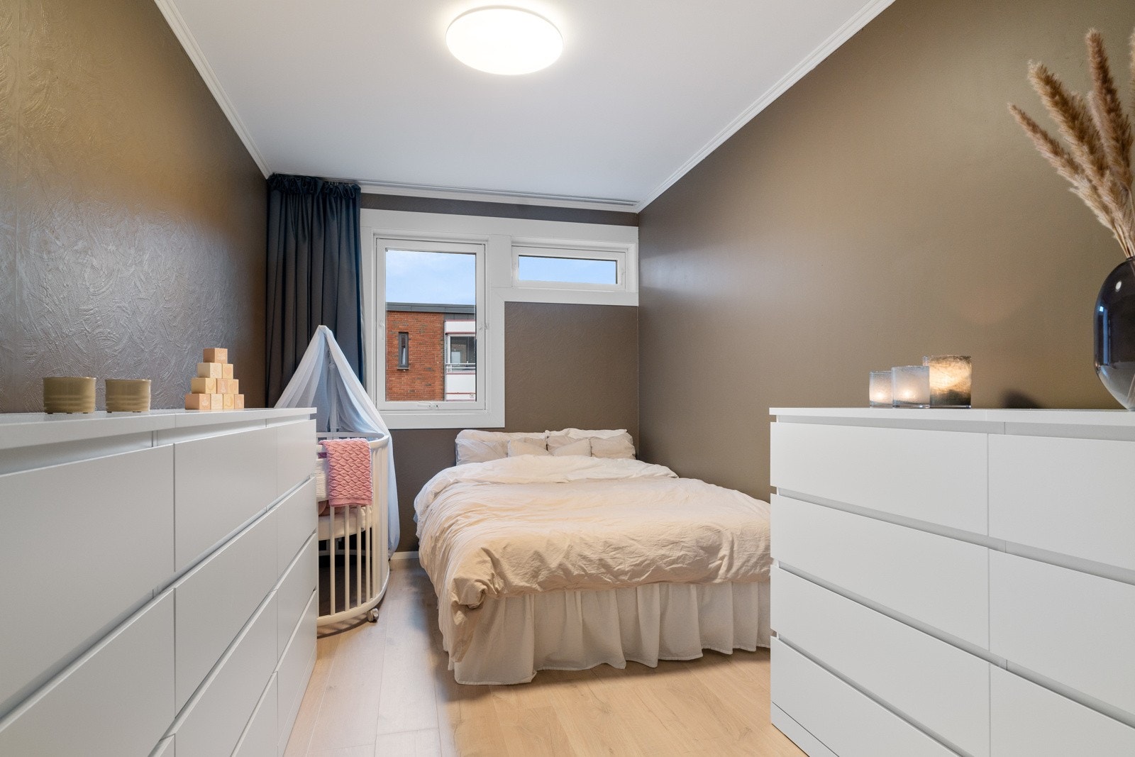Soverommet er av god størrelse på hele 10,4m². Her er det god plass til stor seng og ulike garderobeløsninger. Galleribilde