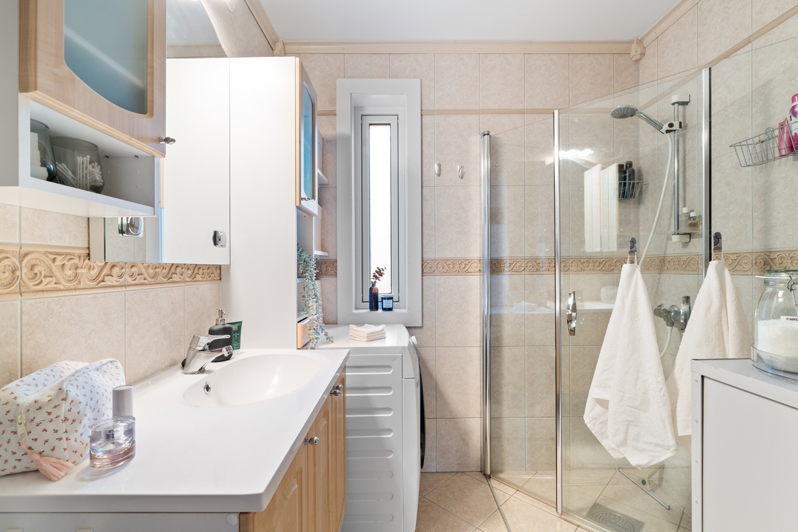 Flislagt baderom med behagelig varme i gulv. Badet er utstyrt med en romslig baderomsinnredning med godt med oppbevaringsplass. Det er satt inn ny varmtvannsbereder i 2023. Galleribilde
