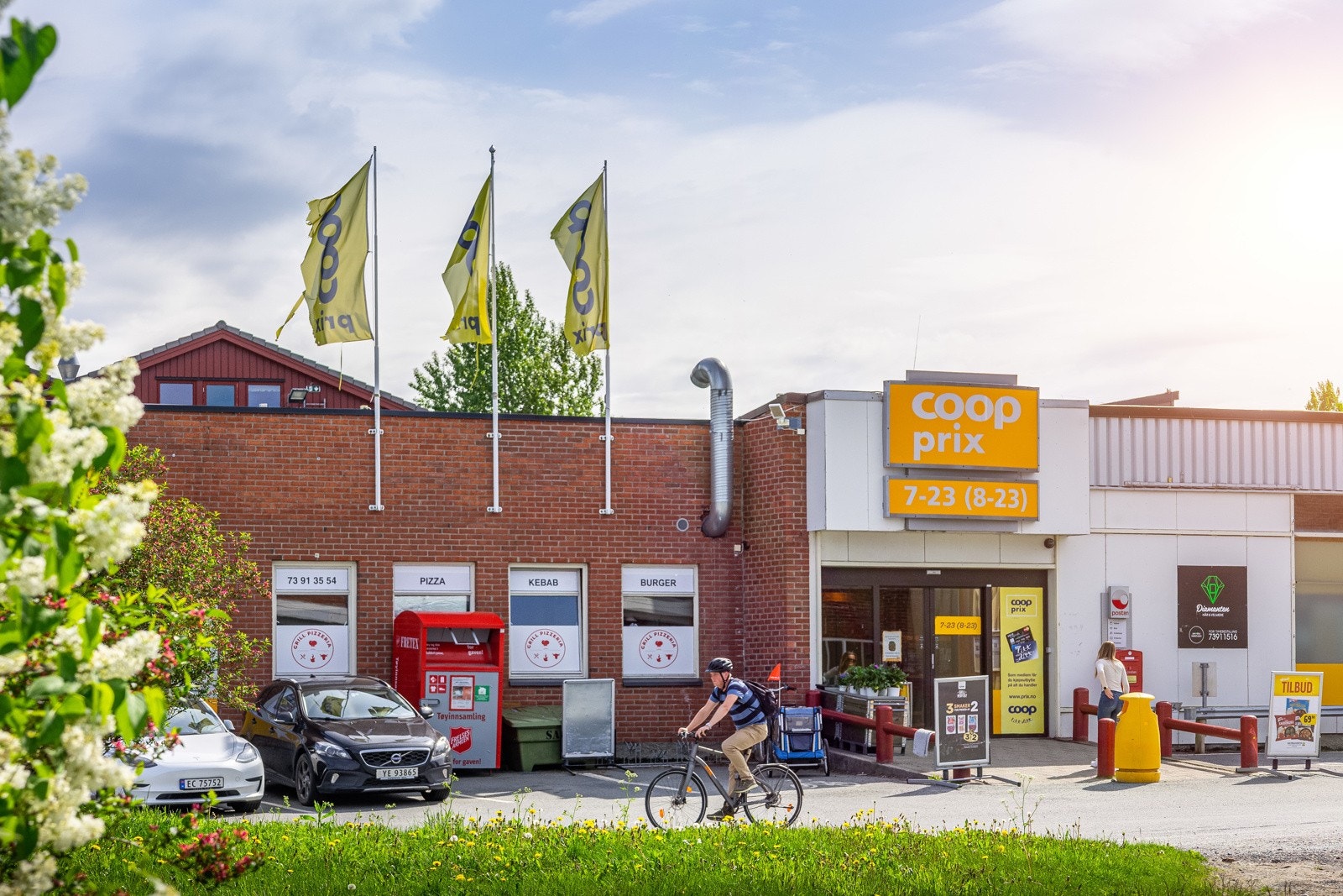 Dagligvarehandelen kan du gjøre på Coop Prix eller Rema 1000 som ligger innen gangavstand fra boligen. Galleribilde