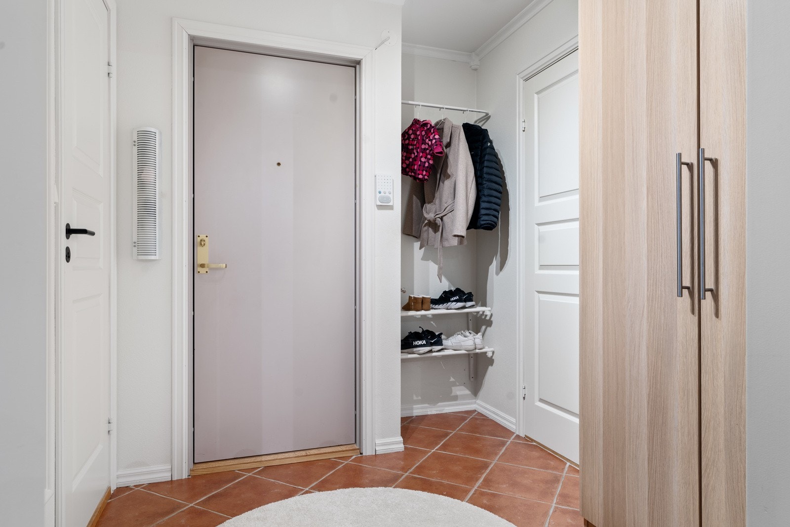 Velkommen inn! Man kommer inn i leiligheten via en romslig entré/gang med flislagt gulv og god lagringsplass i garderobeskap. Galleribilde