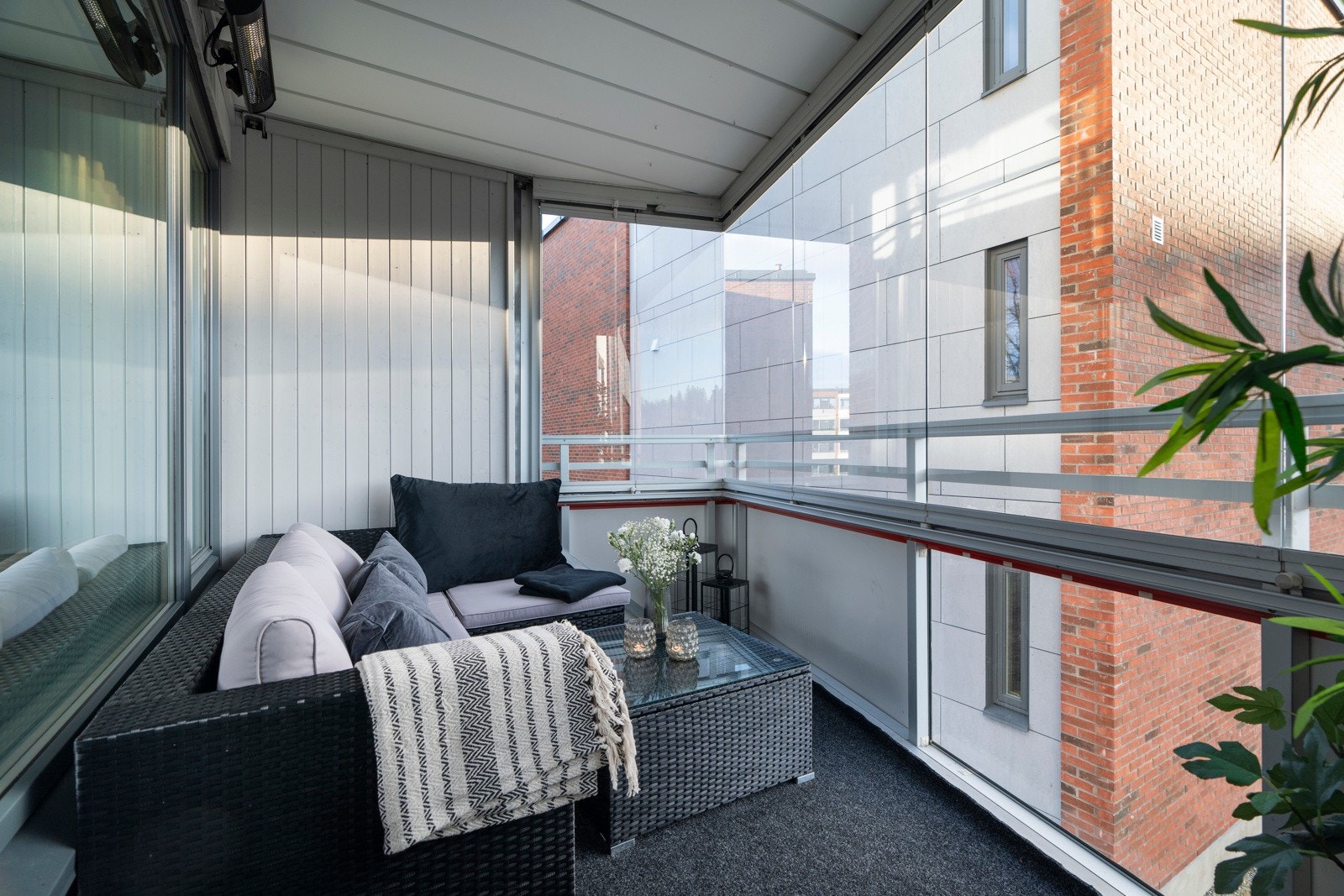 På den innglassede balkongen har man god plass for utemøblement og grill, samt gode solforhold på fra formiddag til tidlig kveld på sommerstid. Galleribilde