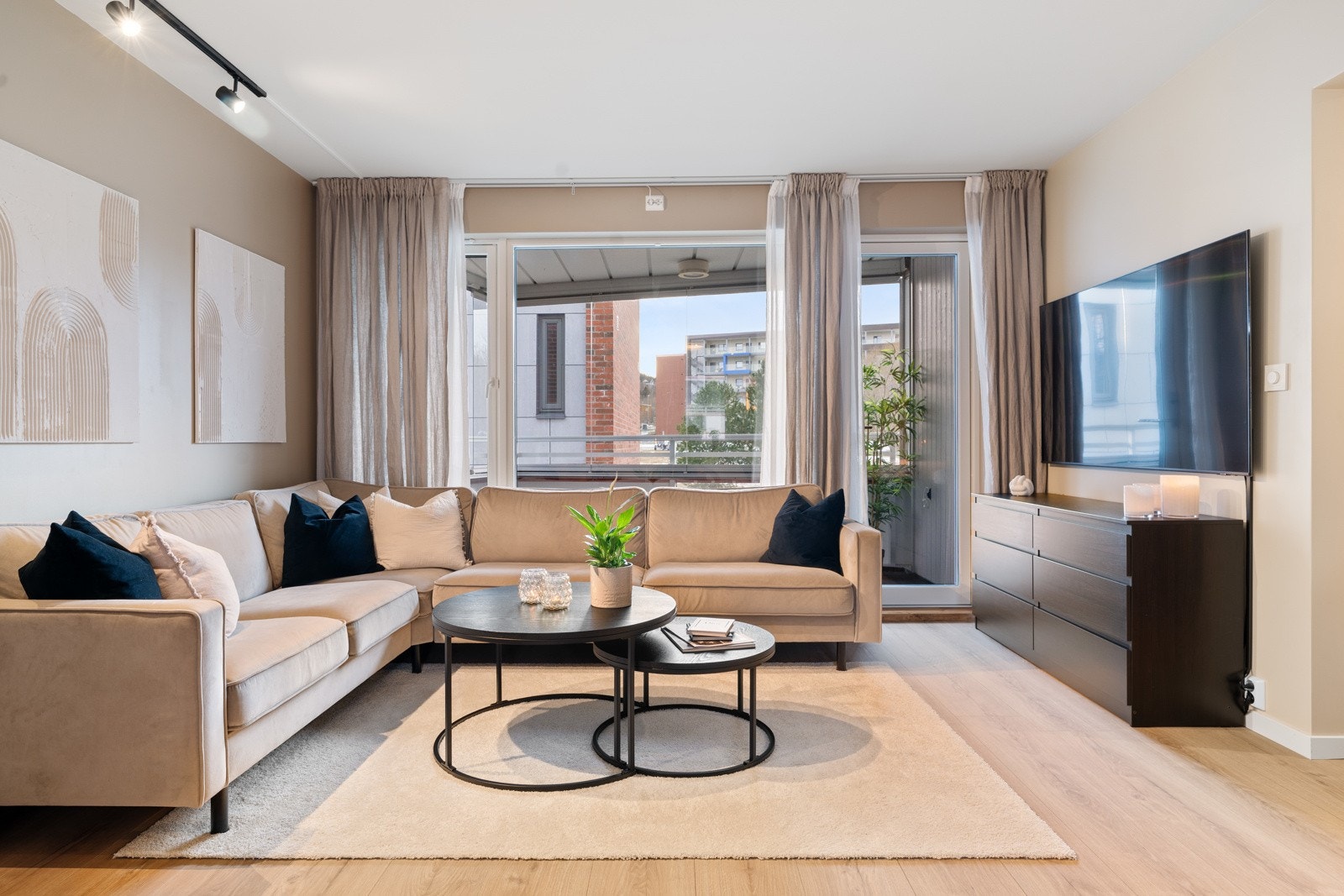Stuen er romslig og har plass for både spisebord, sofagruppe og ytterligere møblering. Galleribilde
