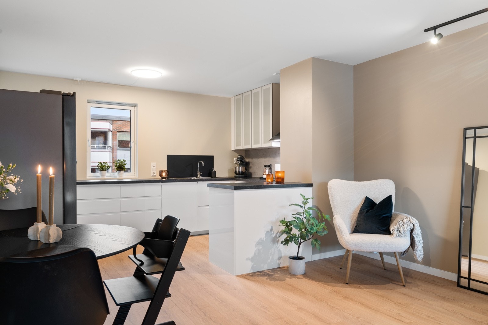 Stuen er i åpen løsning med kjøkkenet og har et samlet areal på 31,5 m². Galleribilde