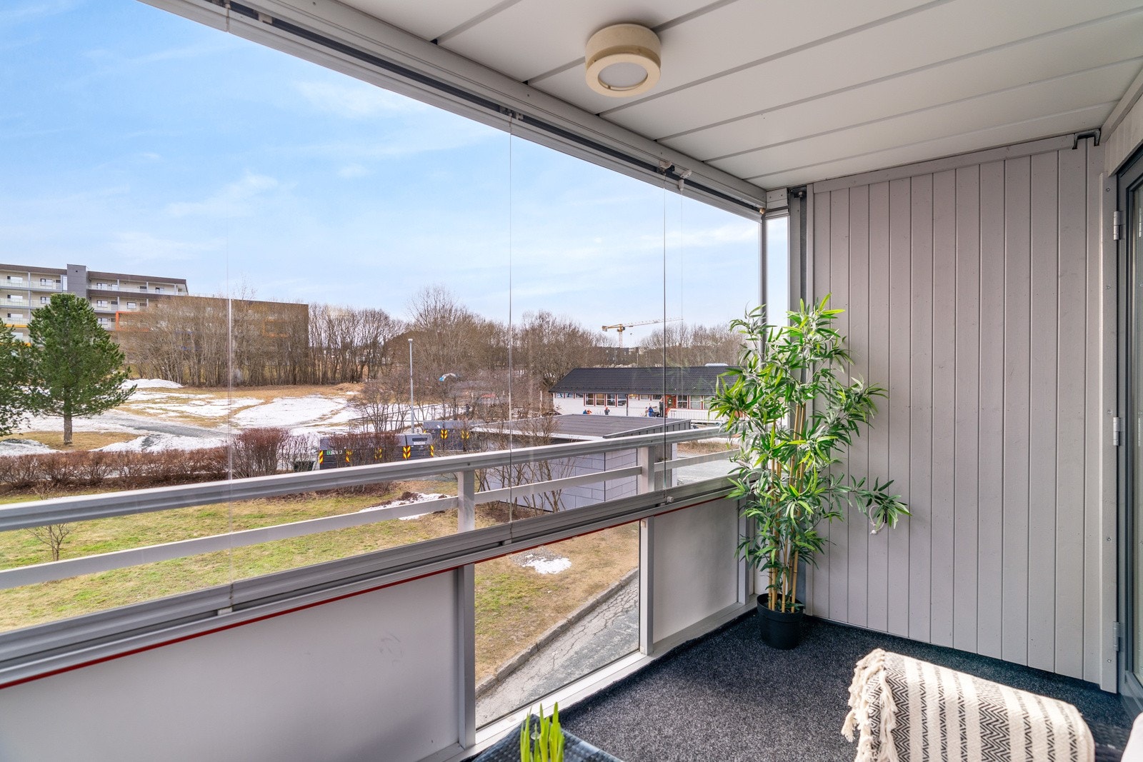 Fra balkongen har man utsikt mot friområde. Galleribilde