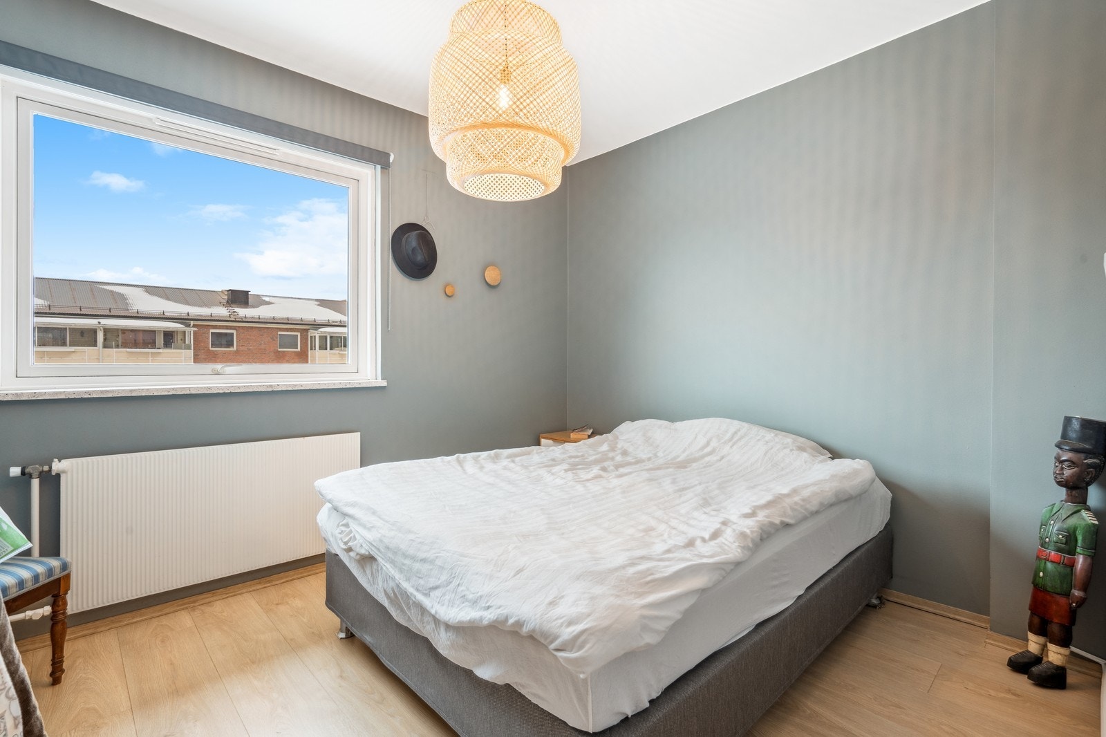 Stort hovedsoverom med dobbeltseng og garderobeskap. Galleribilde