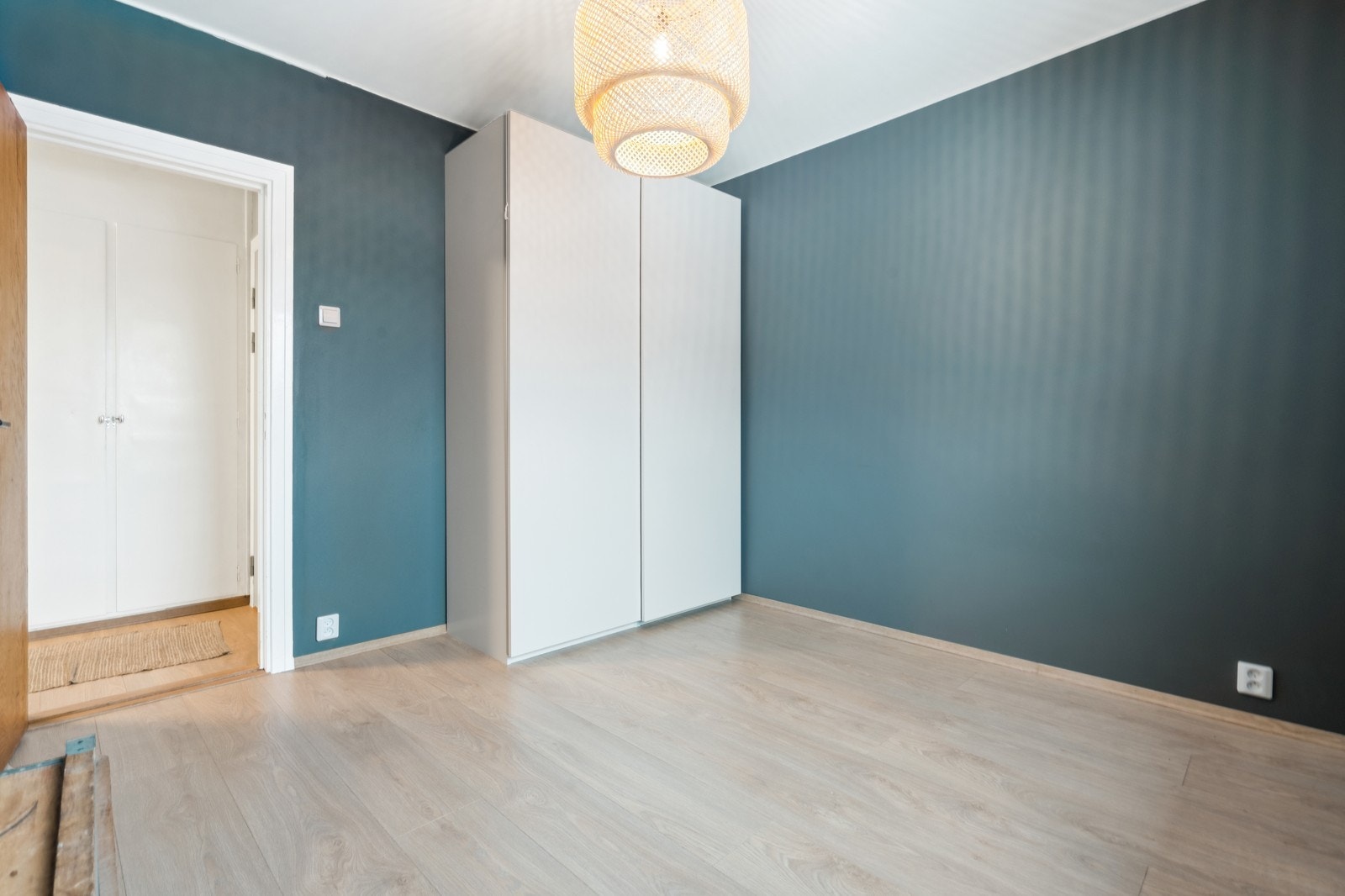 Soverom nr. 2 med et garderobeskap som medfølger og god plass til dobbeltseng. Galleribilde