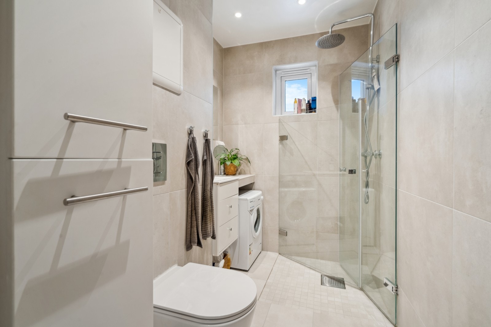 Nyere oppgradert bad med vaskemaskin og innredning av god kvalitet. Galleribilde