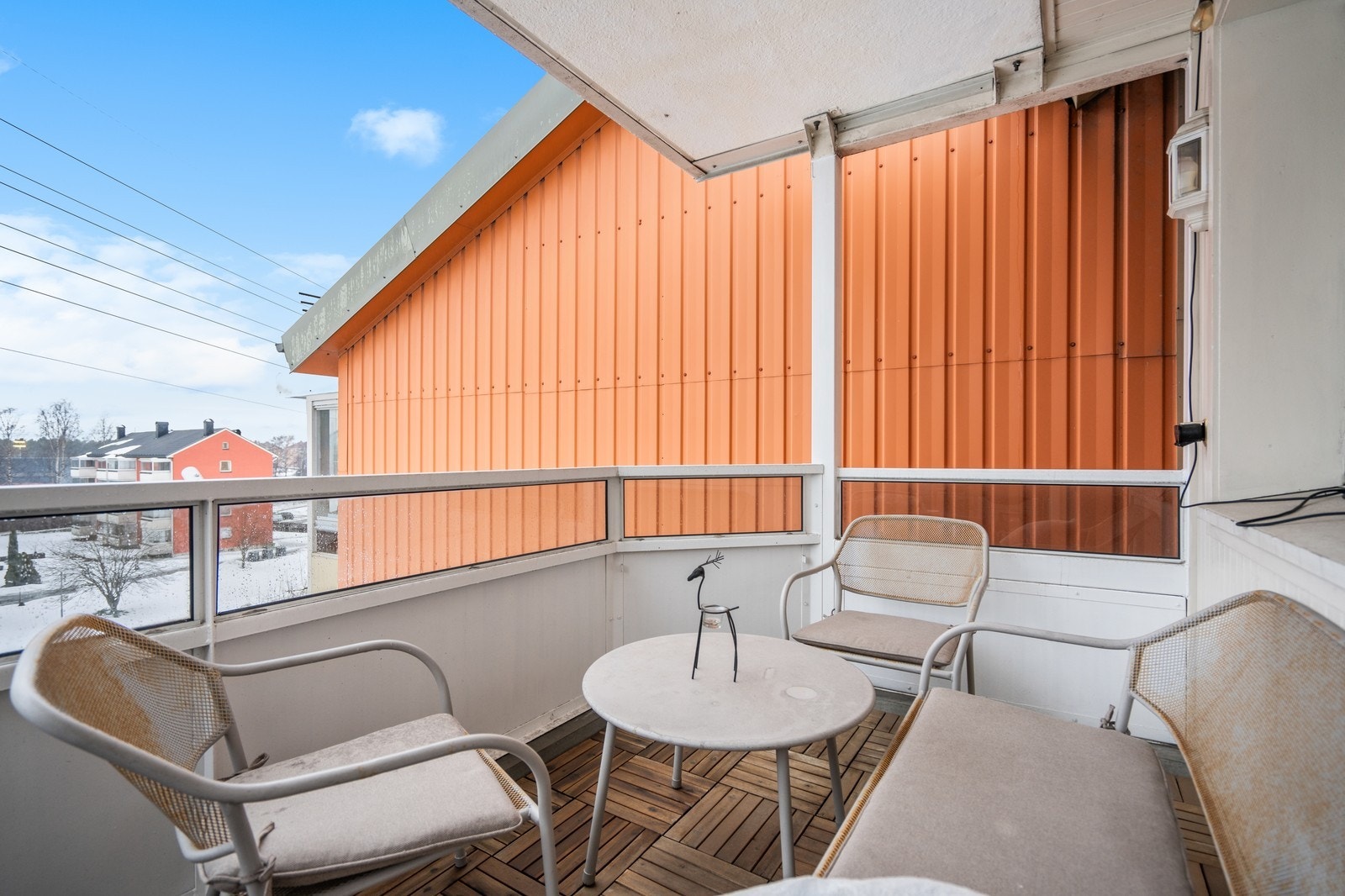 Romslig balkong med utemøbler som kan medfølge og flott utsikt. Galleribilde