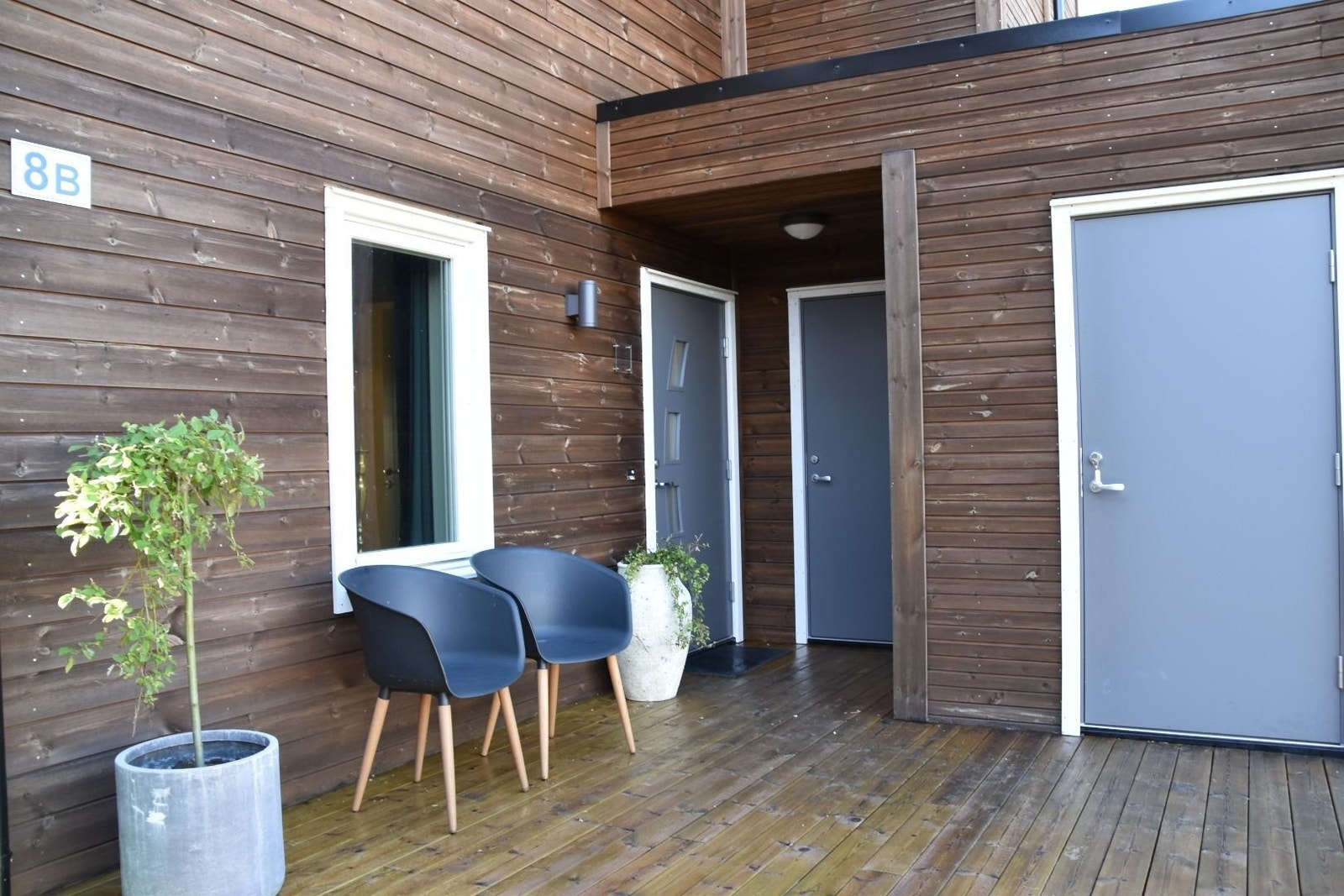 Inngangspartiet, teknisk rom og sportsbod. Carport 19m2 i framkant. Galleribilde