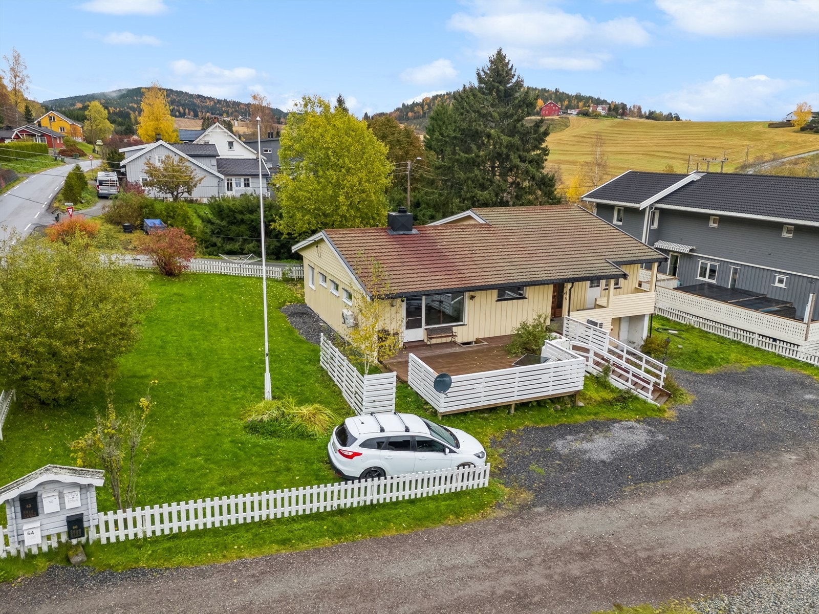 Eneboligen ligger på en romslig, inngjerdet tomt, som er pent opparbeidet med plen, prydbusker, frukttrær og diverse beplantning. Galleribilde