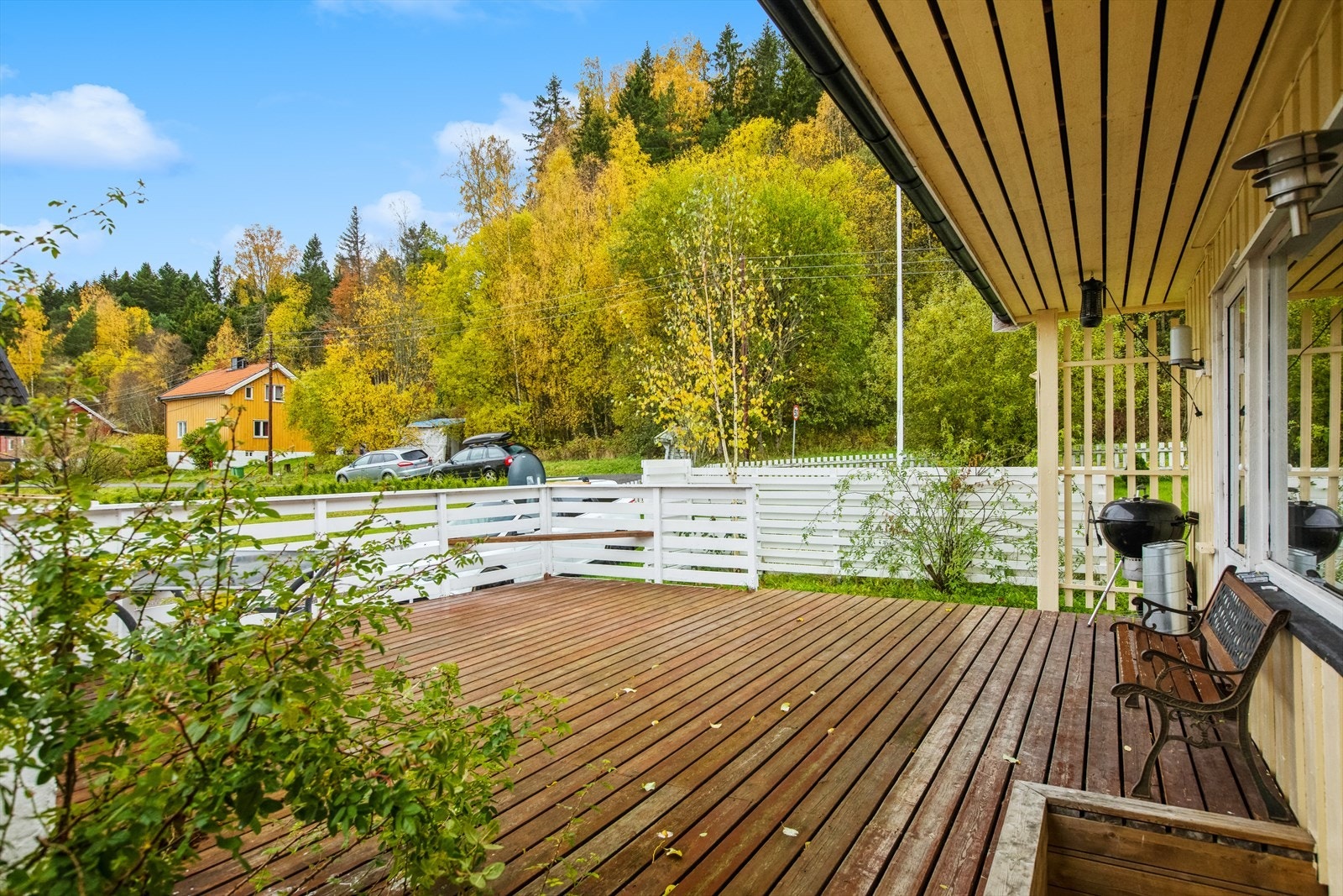 Terrassen har mye boltreplass, og fremstår som en fin forlengelse av stuen på sommerstid. Galleribilde