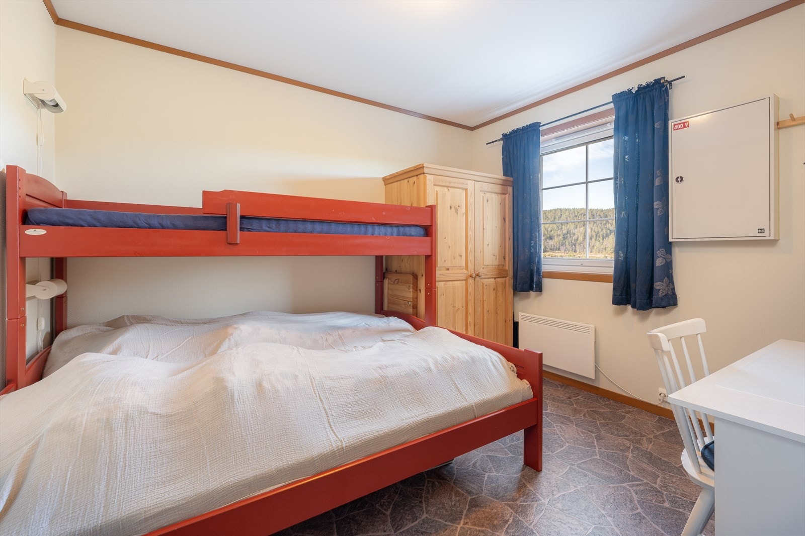 Overflater på soverommene er belegg på gulv og malt strie på vegger. Galleribilde