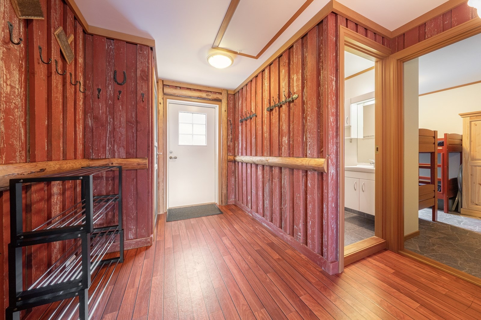 Leiligheten har en romslig entrè på 11,6 m2, med malte veggoverflater i bonderomantisk stil. Entrèen har god plass til skotøy og ytterklær, med tilliggende praktisk kott. Nedfellbar loftstrapp til kaldtloft. Galleribilde