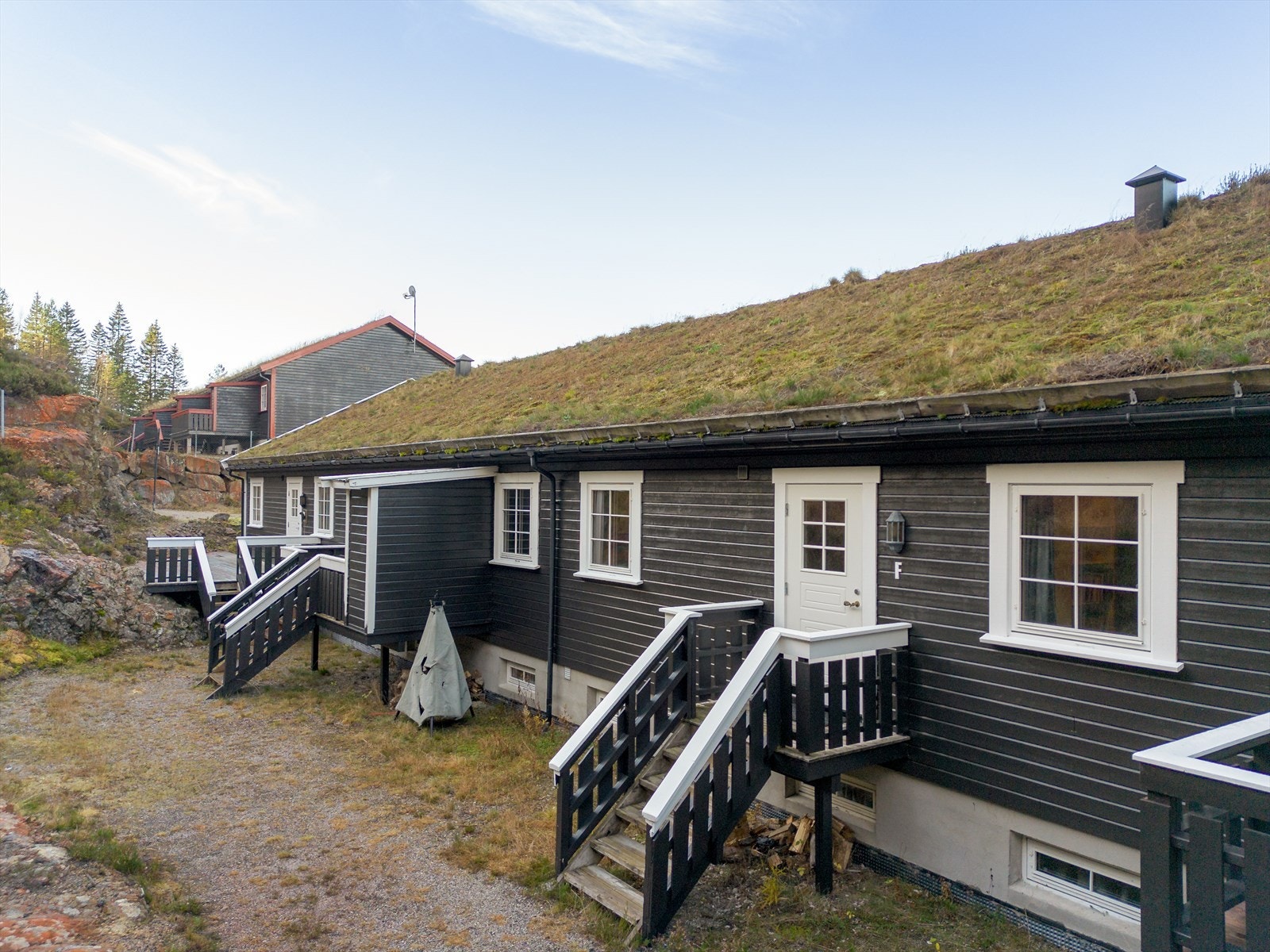 Det er kjørevei frem til inngangsdøra for av- og pålessing. Galleribilde