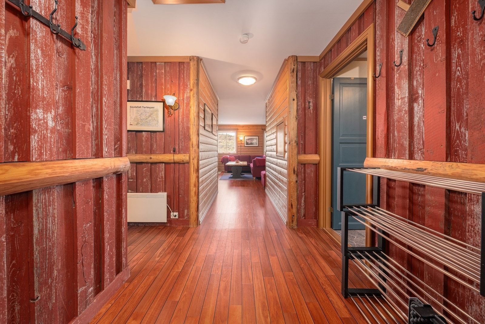 På gulvet er det belegg i type skipsgulv som går videre inn i stuen og kjøkkenet og binder rommene fint sammen. Galleribilde