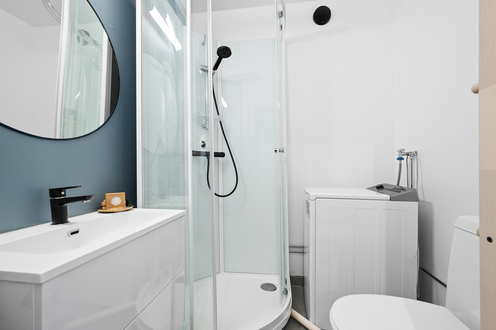 På badet er det opplegg for vaskemaskin. Galleribilde