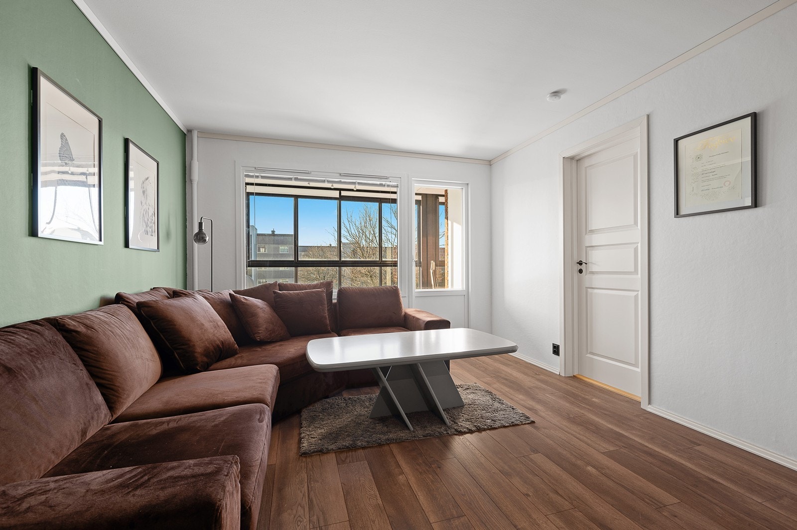 I stuen er det store vindusflater som slipper inn lys. Galleribilde