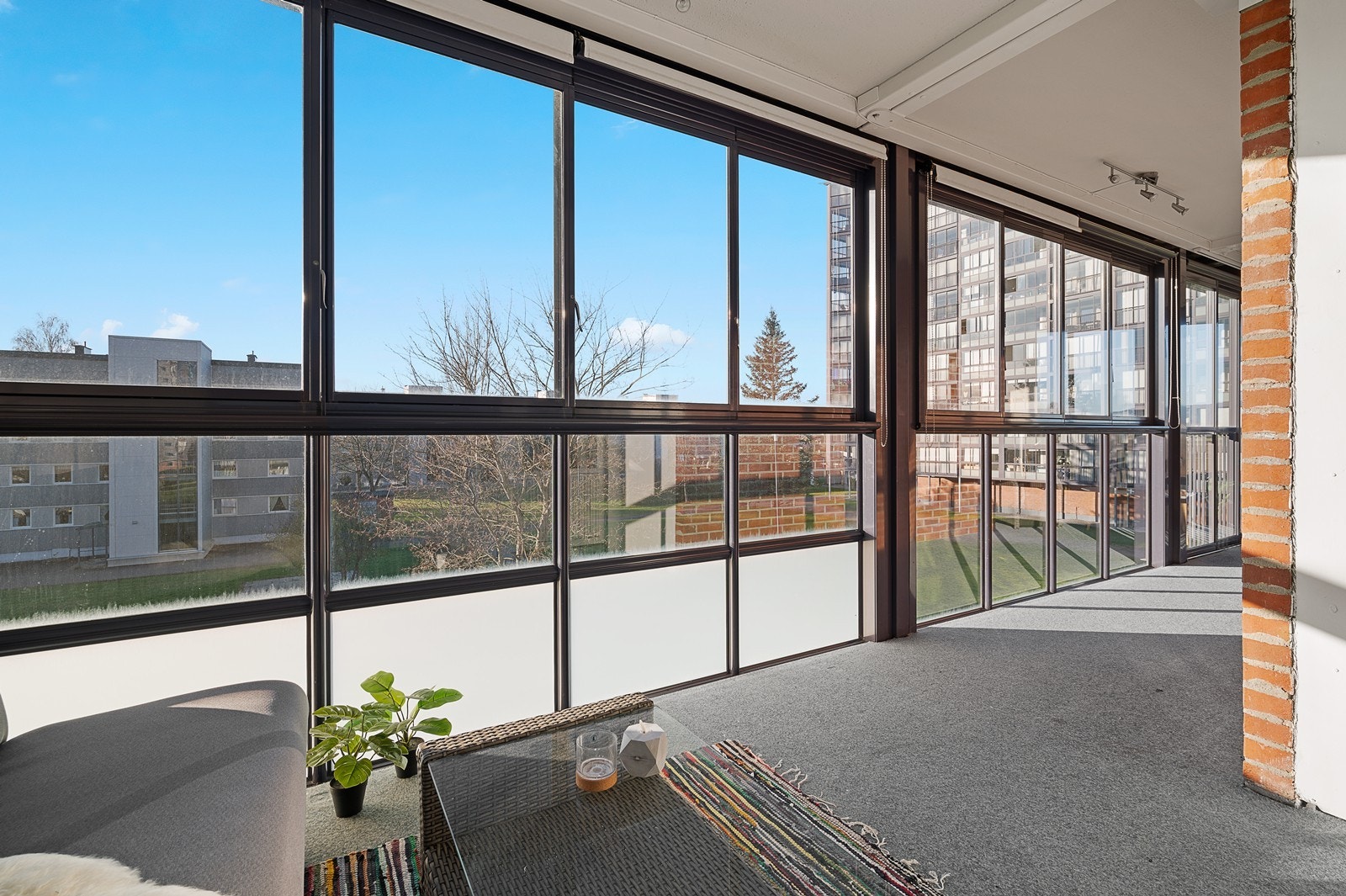 Glassene til balkongen kan skyves til siden og åpnes helt opp. Galleribilde