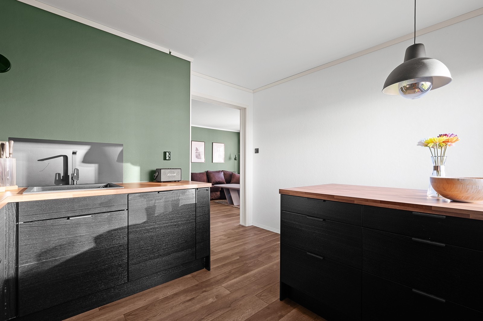 Ved kjøkkenvinduet er kjøkkenøya plassert, som gir ekstra oppbevaring og mer benkeplass. Galleribilde