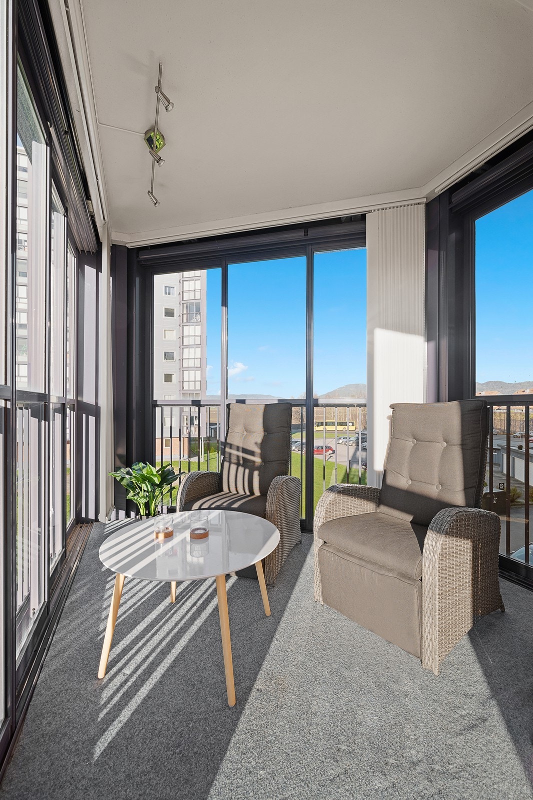 På balkongen er det gode solforhold. Galleribilde