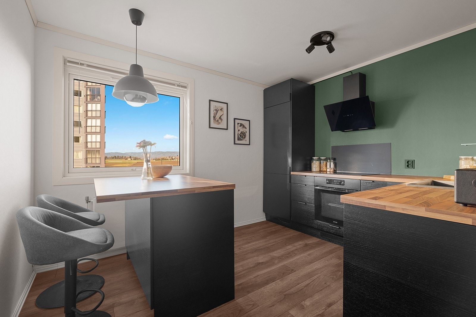 Det er i senere tid satt inn et stilig og moderne kjøkken med kjøkkenøy fra E-poq. Galleribilde