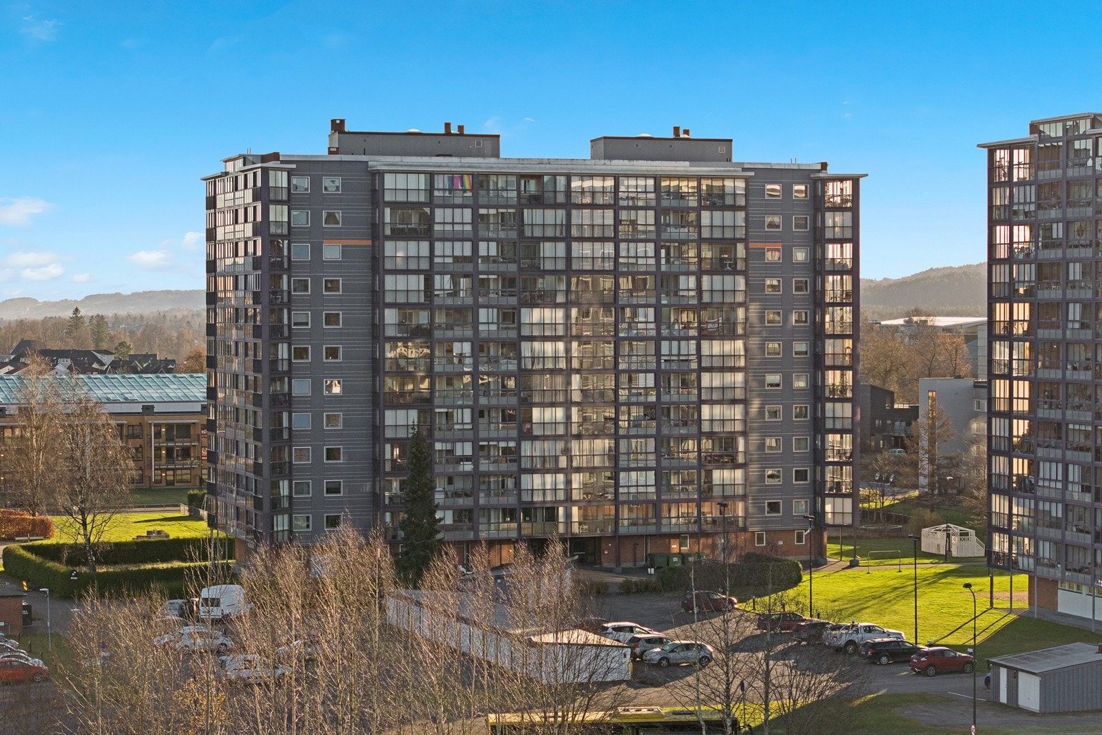 Leiligheten ligger på Nordre Falkum, nordvest for Skien sentrum. Galleribilde