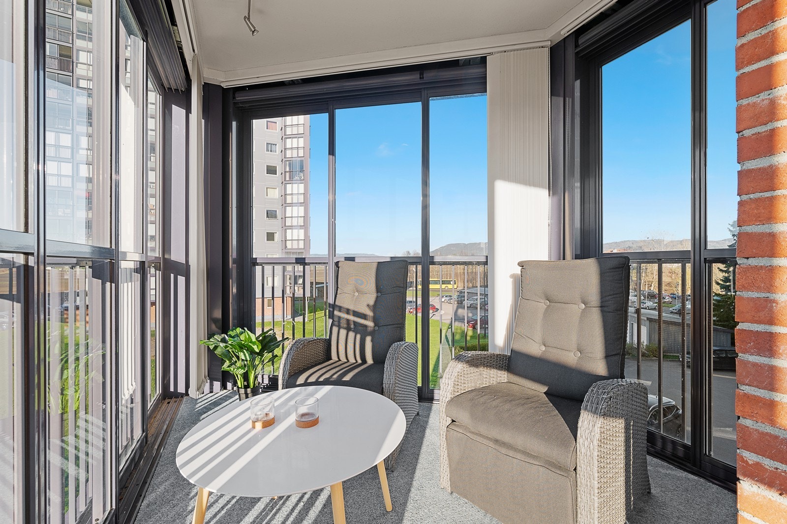 Leiligheten har en sydvestvendt balkong på 19 kvadratmeter. Galleribilde