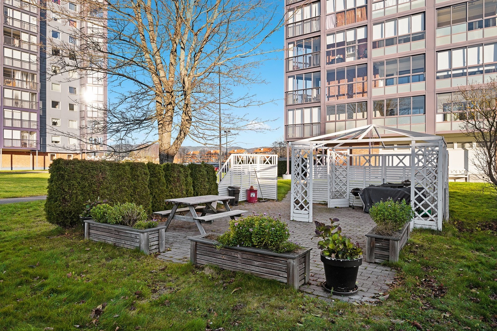 Borettslagets fellesarealer er ryddige og hovedsakelig pent opparbeidet. Galleribilde