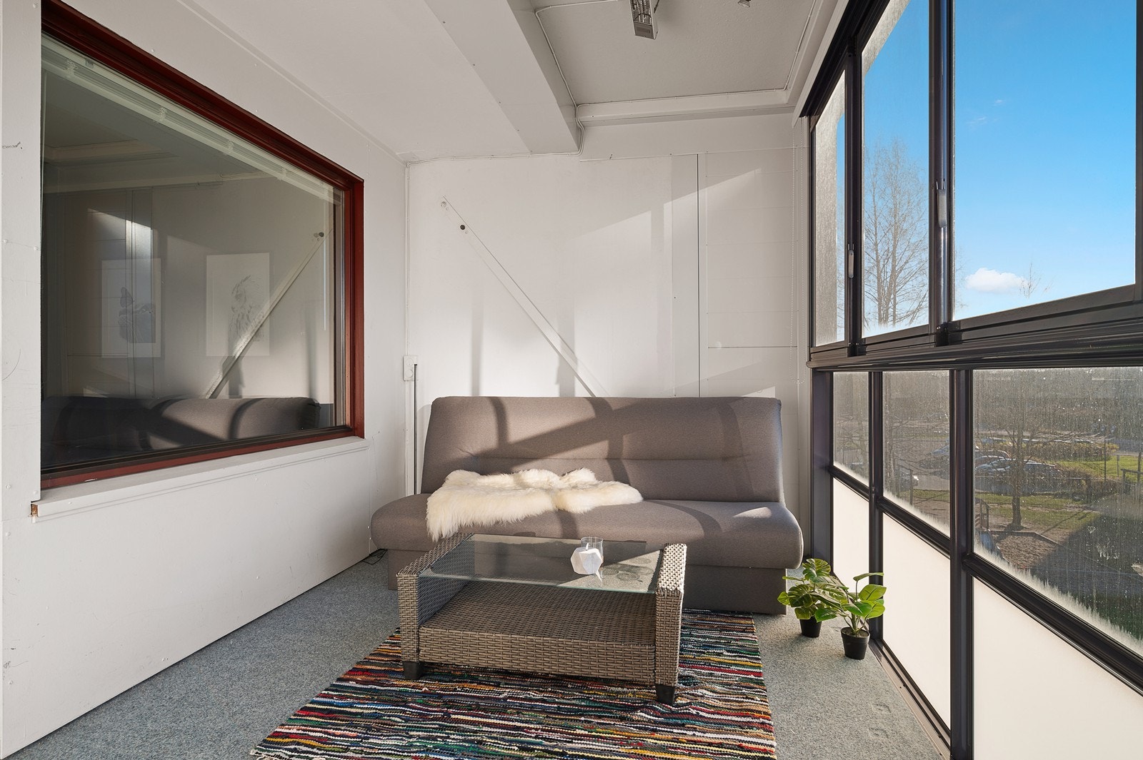 Balkongen kan benyttes som et ekstra rom gjennom store deler av året. Galleribilde