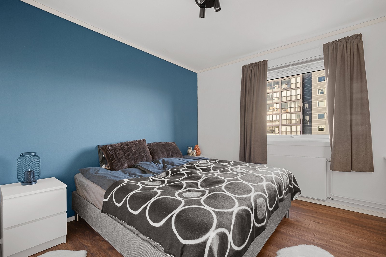 På soverommet er det god plass til en dobbeltseng og montert skyvedørsgarderobe med speildører. Galleribilde