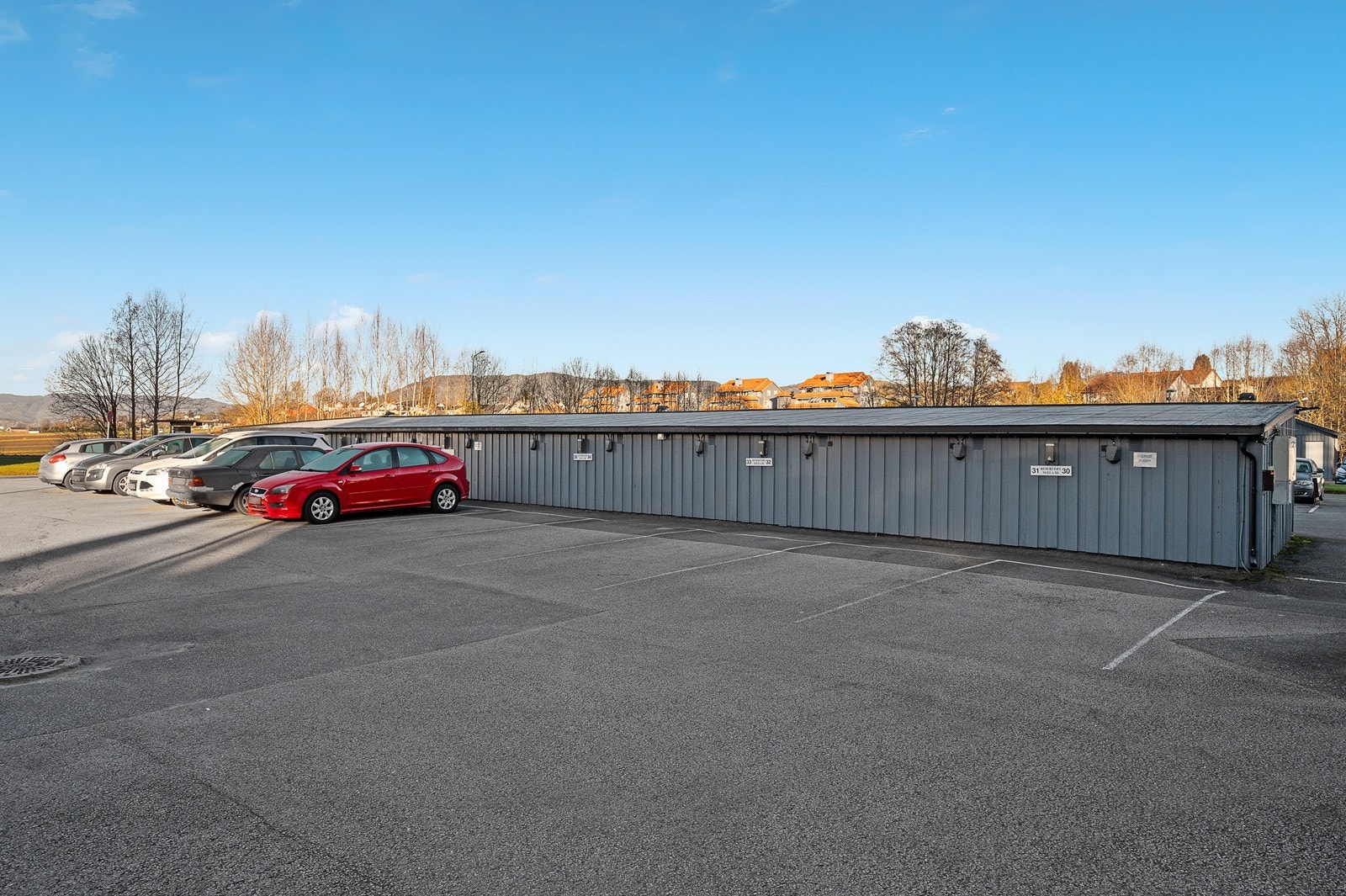 Det er mulighet for lading av elbil på borettslagets parkeringsplass. Galleribilde