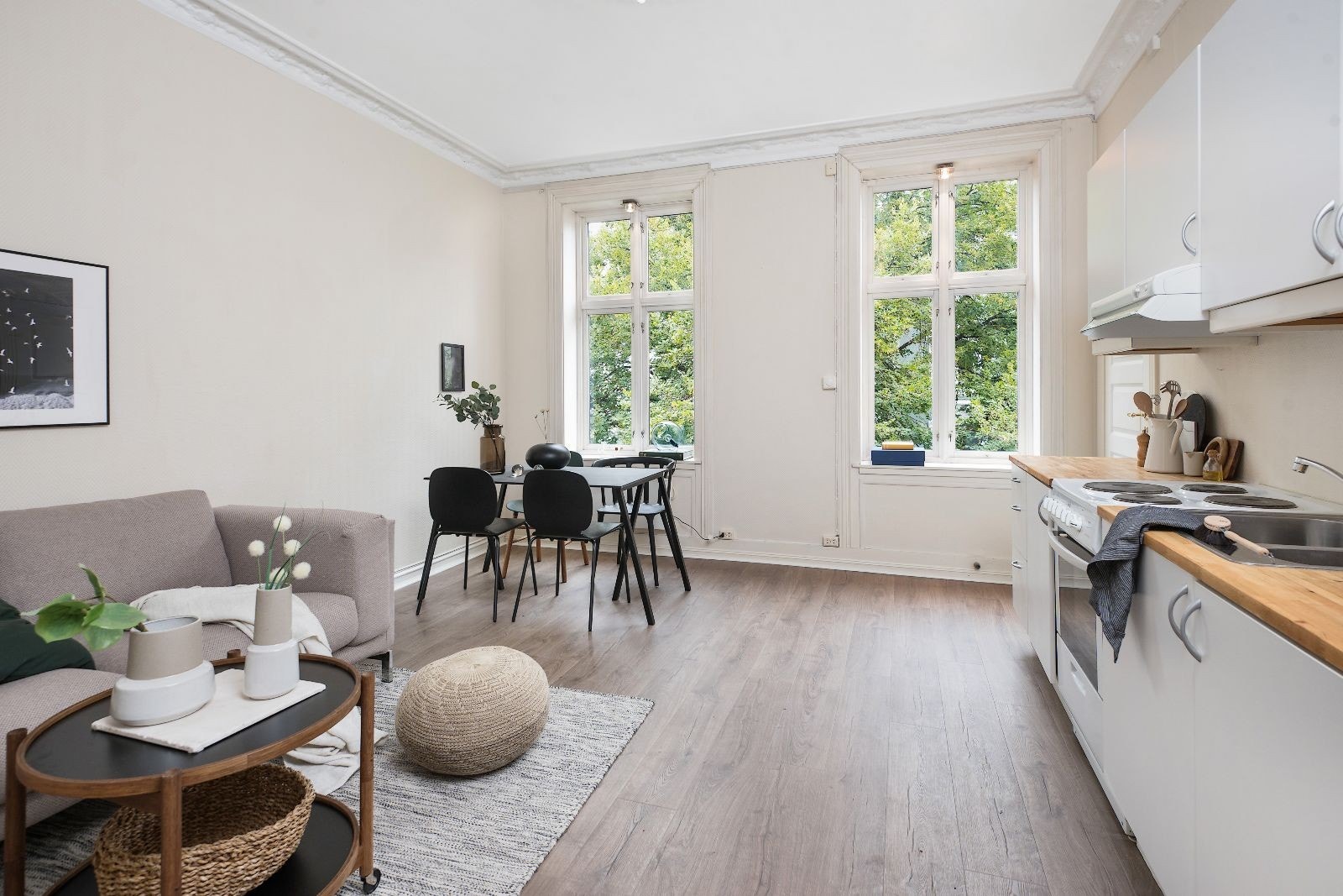 Lyst og romslig oppholdsrom med plass til sofa og spisegruppe Galleribilde