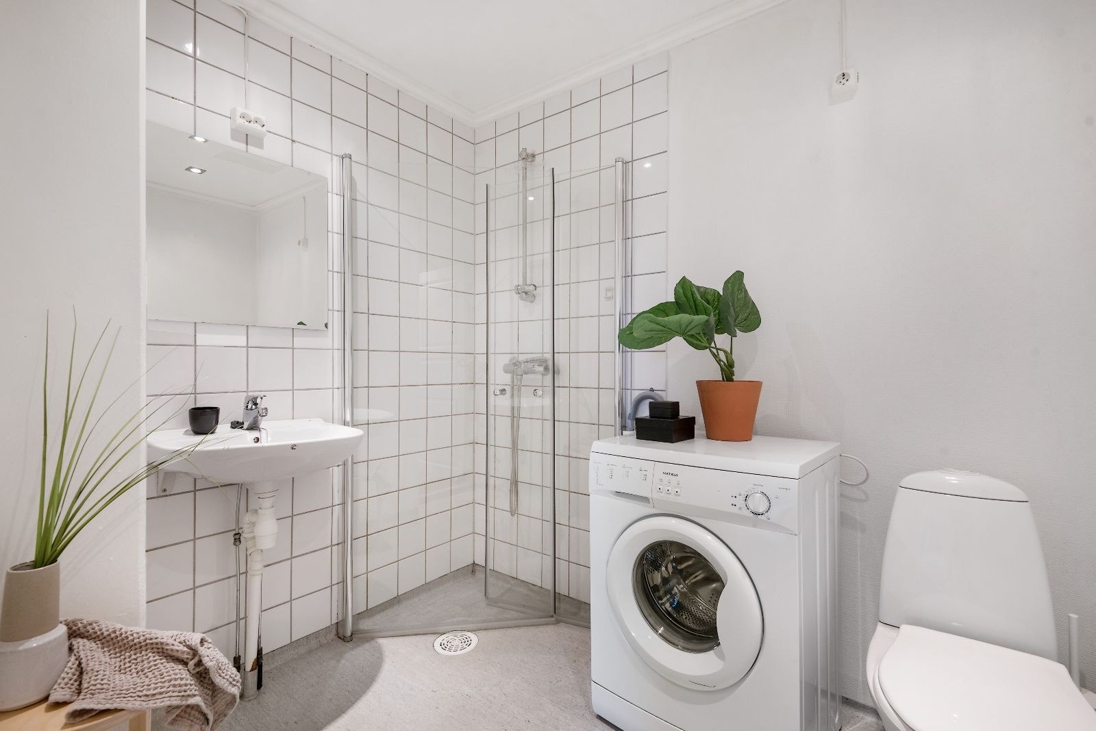 Baderom er malt i grå farge- romslig Galleribilde