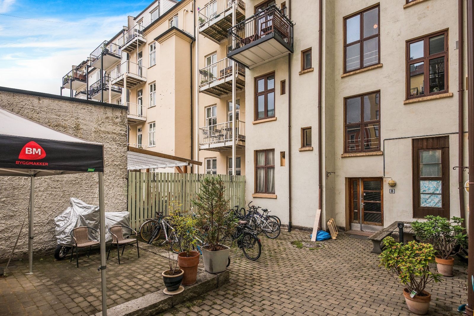 Bakgård Galleribilde