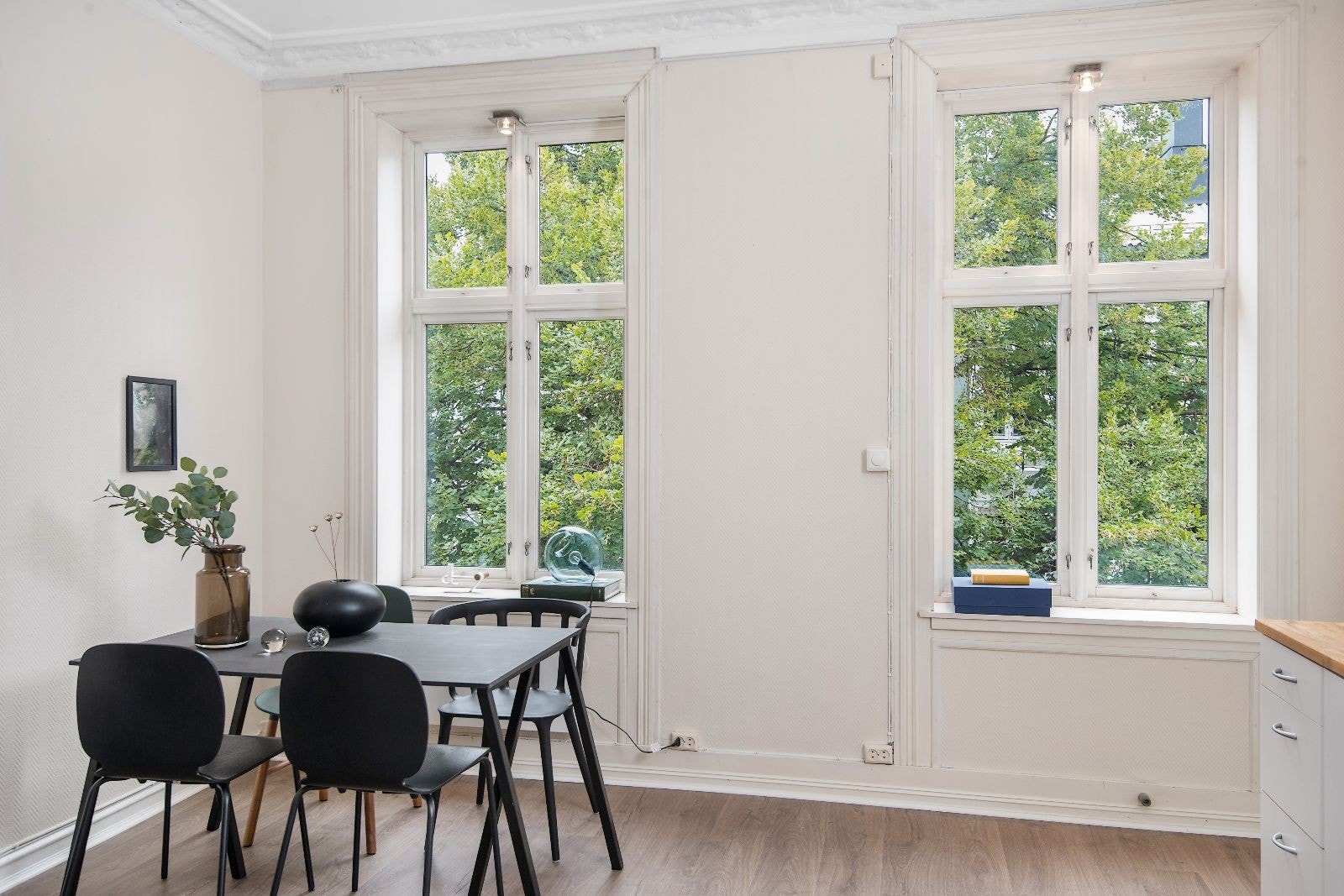 Store vinduer som slipper inn rikelig med lys Galleribilde