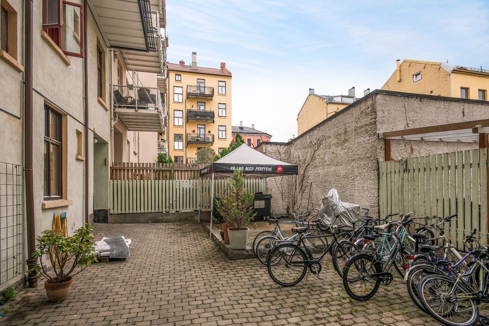 bakgård med sykkelparkering Galleribilde