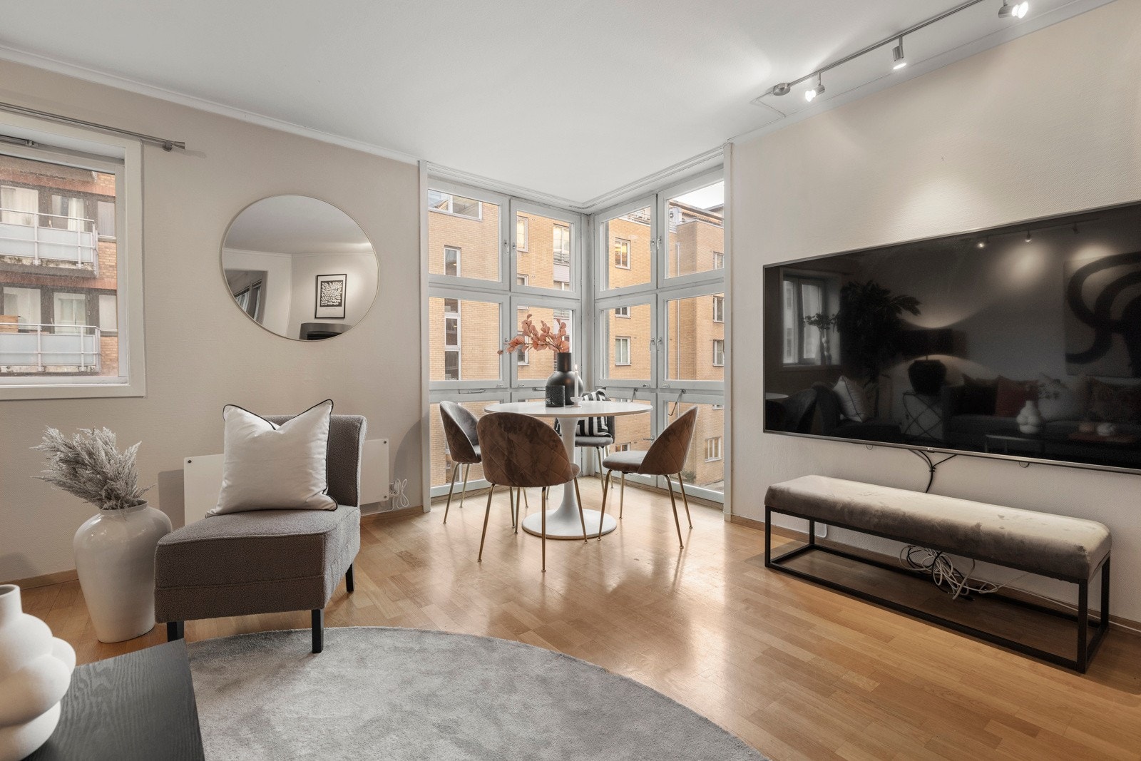 Det er gode møbleringsmuligheter i stuen, med plass til sofamøbler med tilhørende stuebord, multimedia, spisegruppe og annet ønskelig møblement. Galleribilde