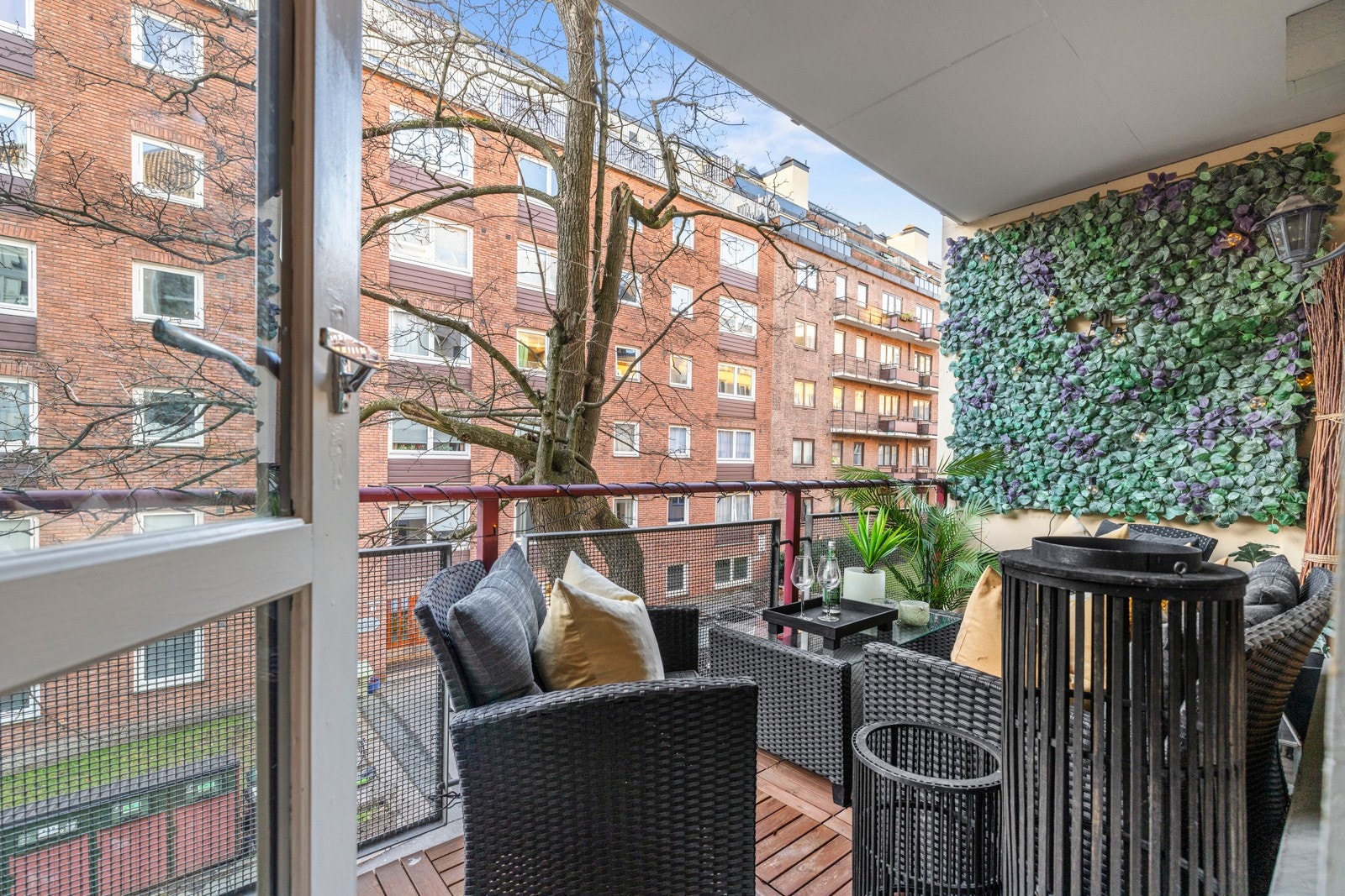 Balkongen er sydvestvendt og er på 7 m² Galleribilde