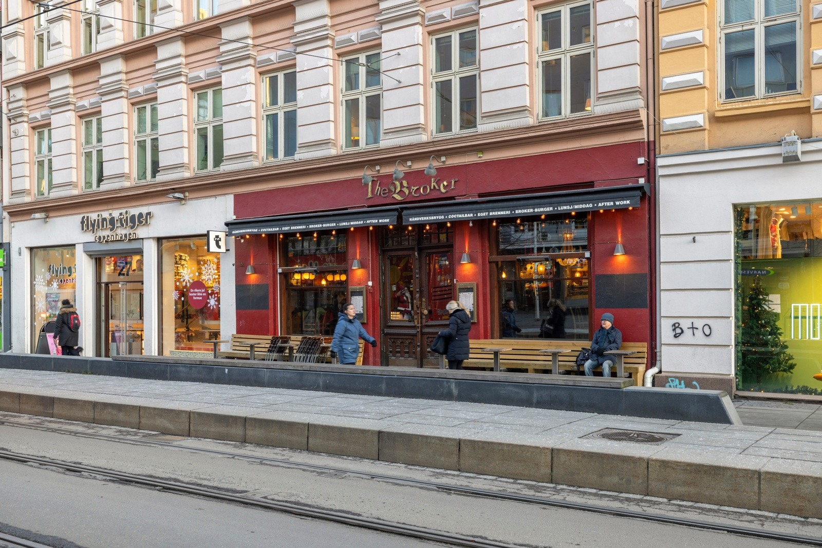 Her bor du med kort vei til daglige behov, et bredt utvalg av butikker og servicetilbud samt offentlig transport. Galleribilde