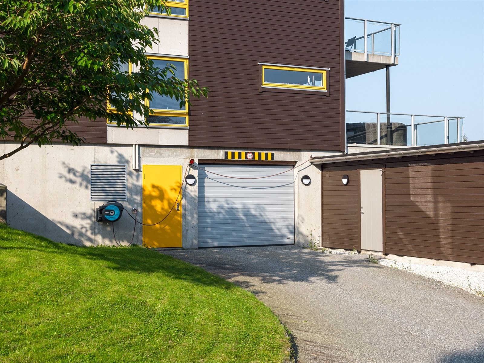Parkering i felles garasjeanlegg (m/elbilladere) og på utendørs oppstillingsplasser. Galleribilde