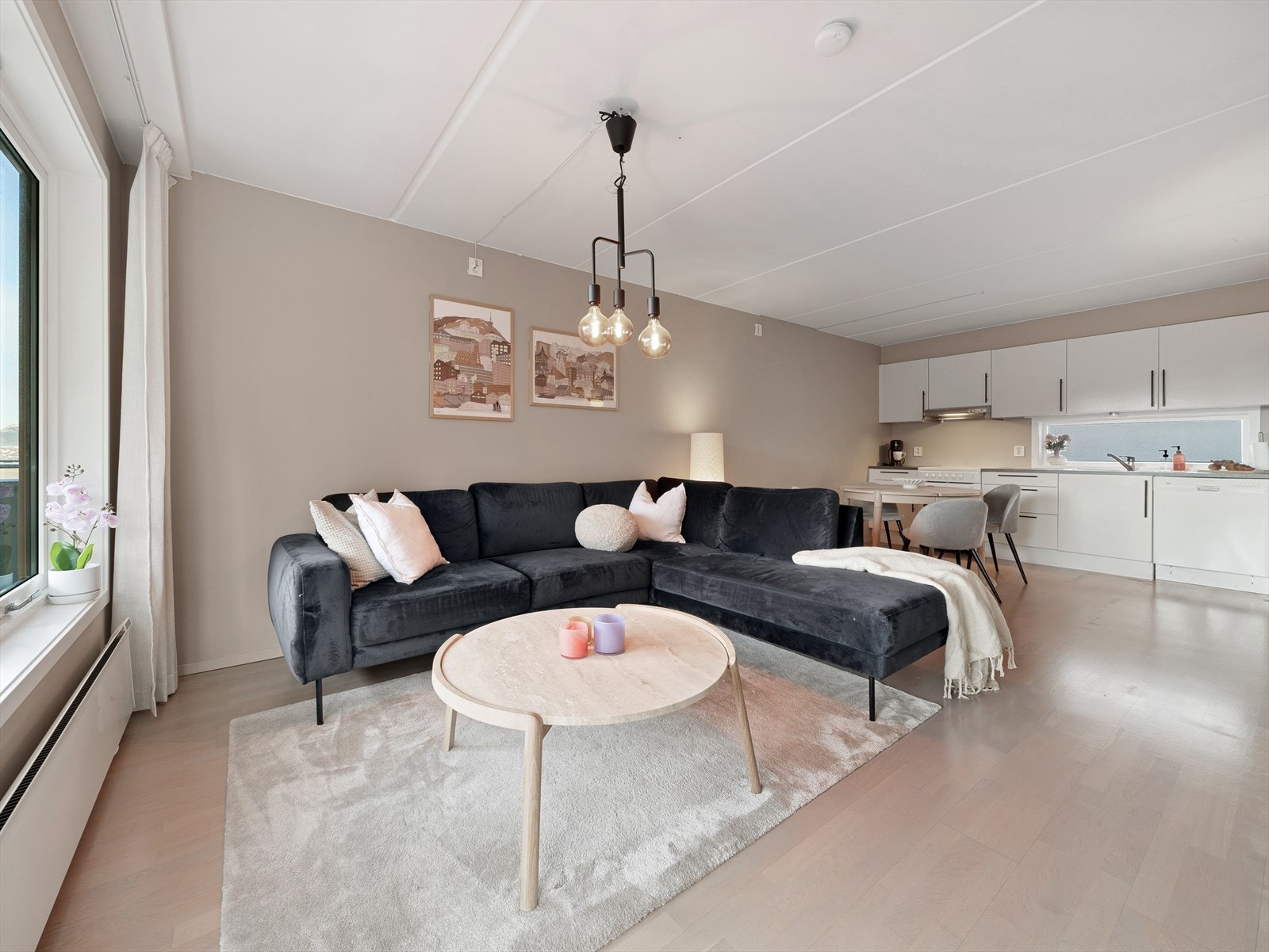 Leiligheten innehar en åpen stue/kjøkkenløsning som måler 25,3 m², og gir gode muligheter for ønsket innredning. Galleribilde