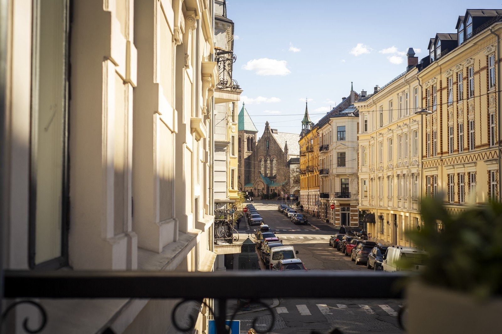 Hyggelig utsyn fra balkongen mot Frogner Kirke. Galleribilde