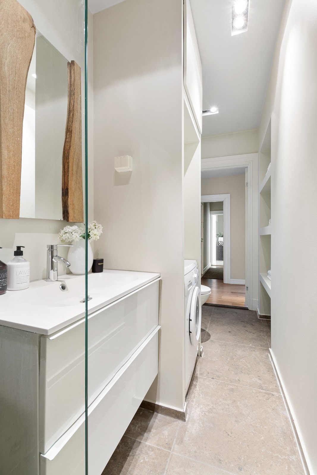 Det er tilgang til badet fra gangen og hovedsoverommet. Galleribilde
