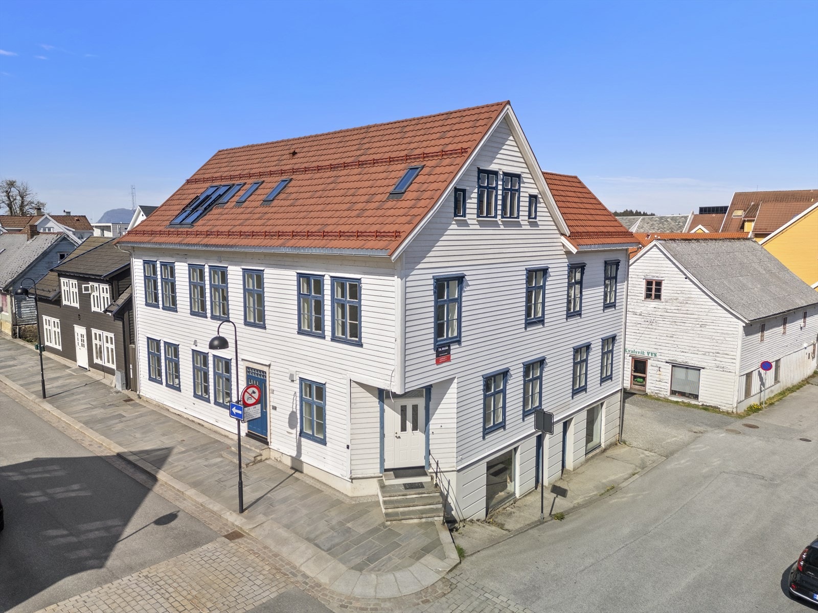 - Store deler av leiligheten ligger i en høy 1. etasje - Galleribilde