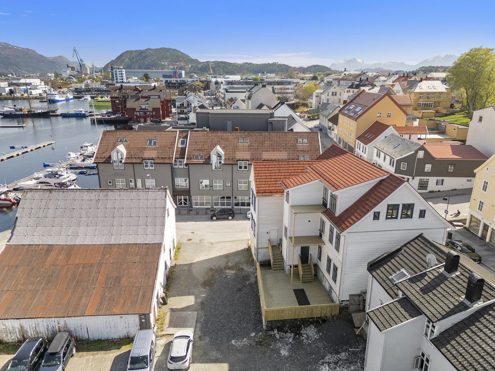 - Deler av bakgård til sameiet og felles terrasse - Galleribilde