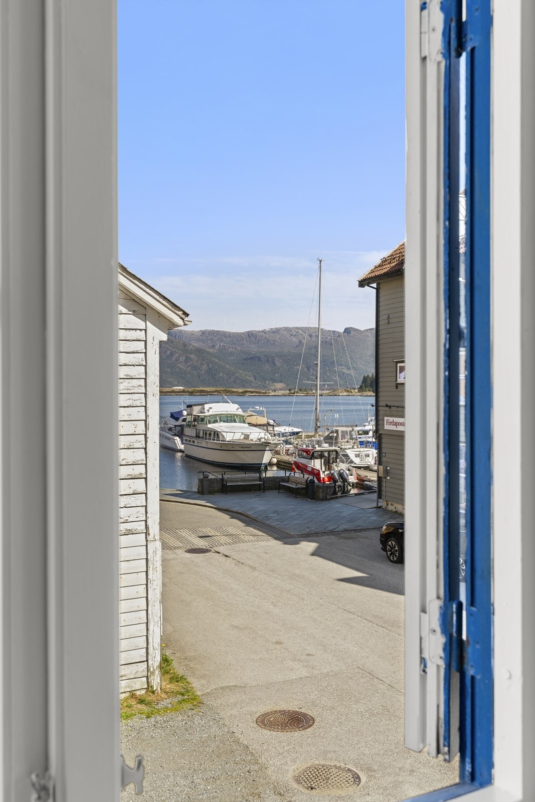 - Sjøglimt fra soverommet - Galleribilde