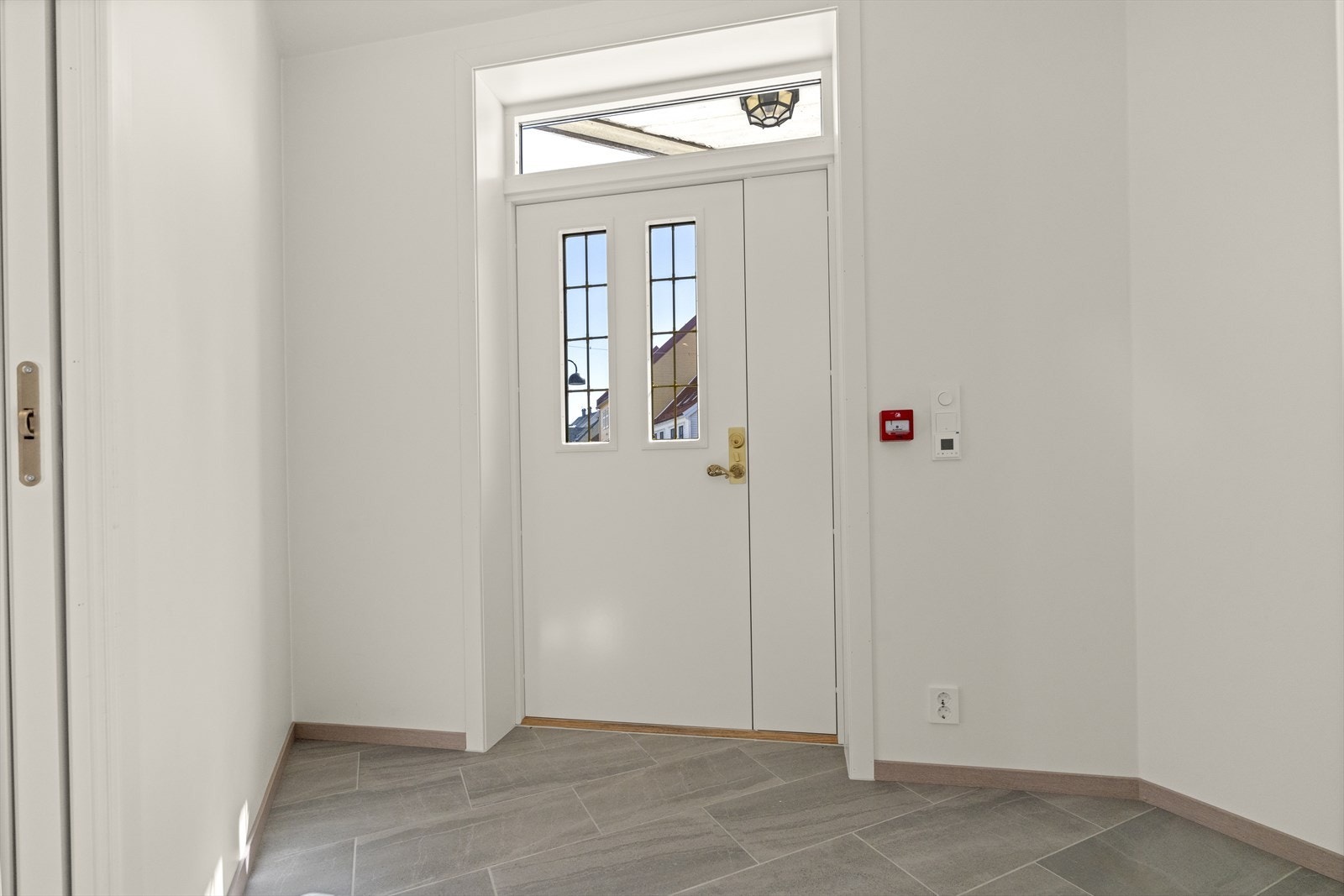 - Velkommen inn! Flislagt entre med varmekabler - Galleribilde