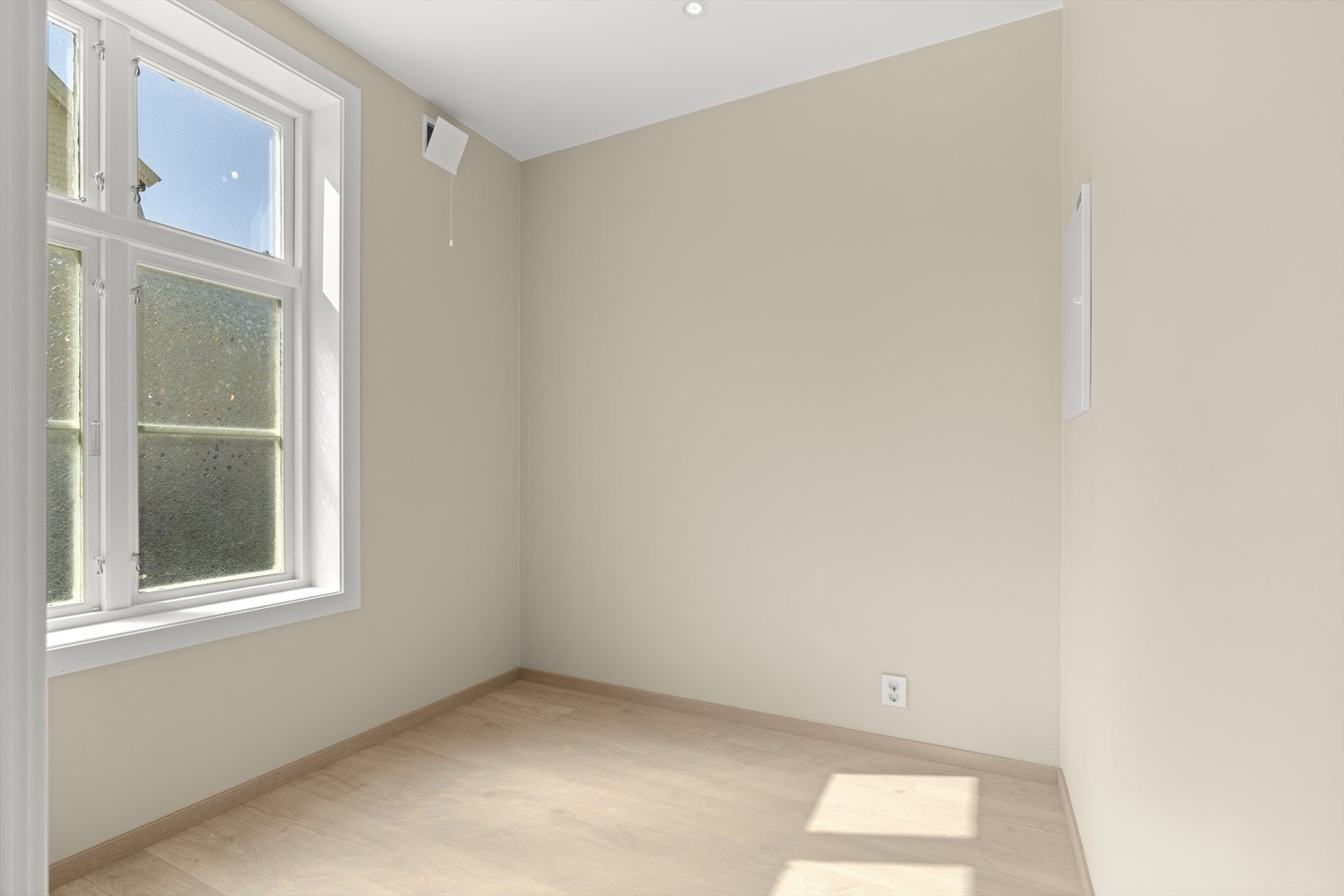 - Innvendig bod like ved entre som kan brukes som ett større garderobe/lagringsplass - Galleribilde
