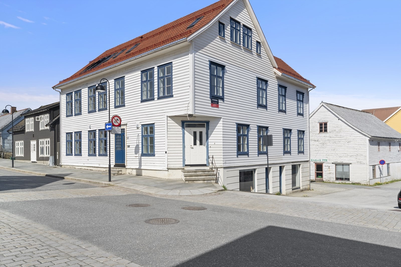 - Leiligheten har egen privat inngang på hjørnet av bygget - Galleribilde